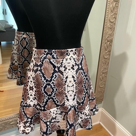 EUC Nasty Gal Snake Print 🐍 Ruffled Skirt size 8 - Picture 7 of 7